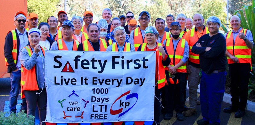 Group of people celebrating 1000 days without an LTA at Pravia plant