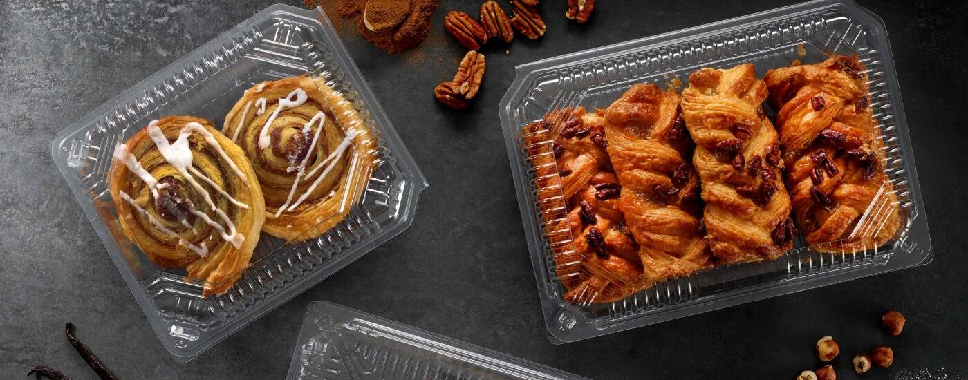  Picture showing cupcakes in a transparent PET food packaging tray. 