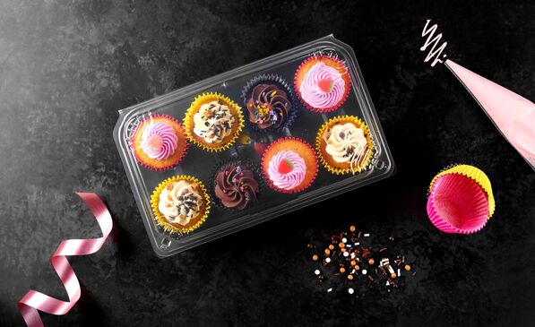 Clear PET cupcake container with 8 individual cavities, designed to protect decorated cupcakes during transport, display and takeaway sales.