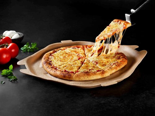 Advanced food packaging solution for pizza, combining product protection, convenience and material efficiency.