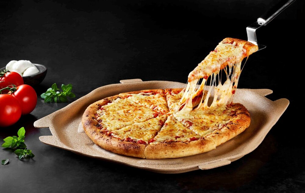 Advanced food packaging solution for pizza, combining product protection, convenience and material efficiency.