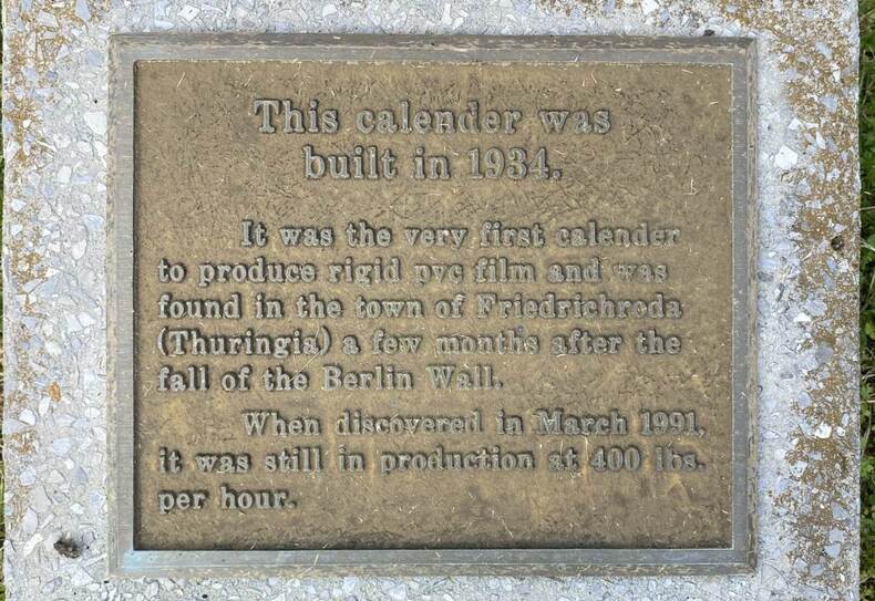 The Picture shows a memorial plaque about the Calender and his history from Germany to the USA