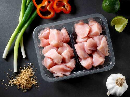Picture showing a transparent PET food packaging tray with chicken inside