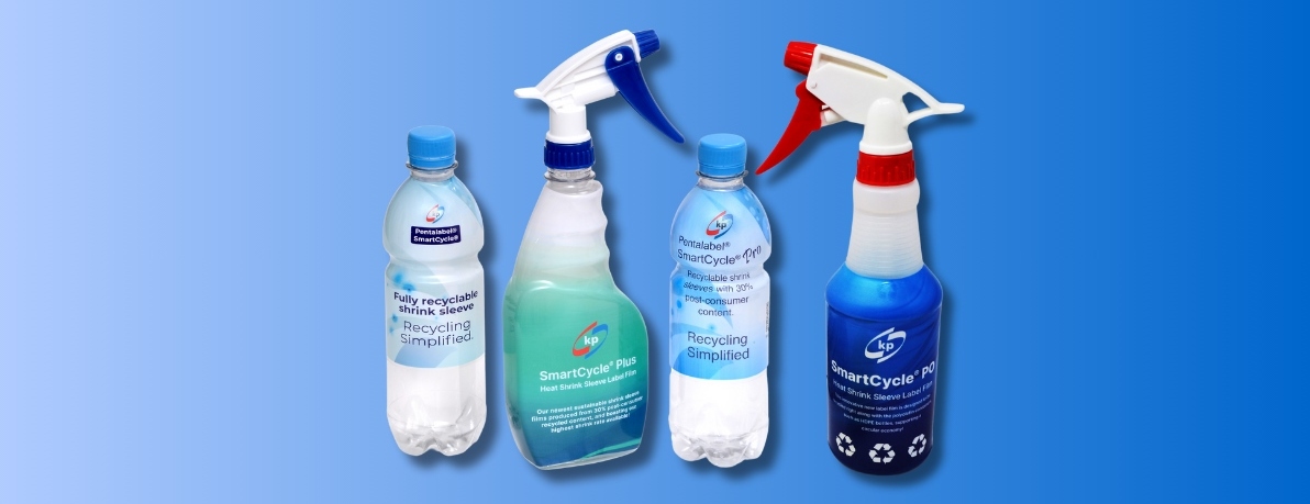 Les photos montrent deux bouteilles d'eau en plastique et deux flacons pulvérisateurs avec des films d'étiquetage de Klöckner Pentaplast.