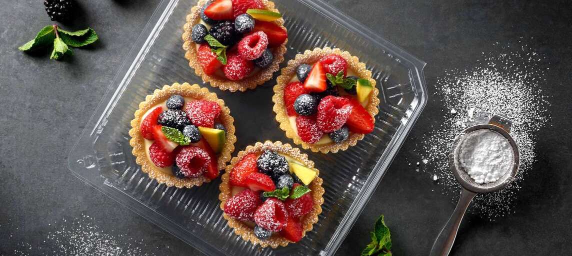  Picture showing cupcakes in a transparent PET food packaging tray. 