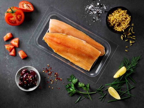 Picture showing a plastic packaging tray based on rigid film with a salmon included