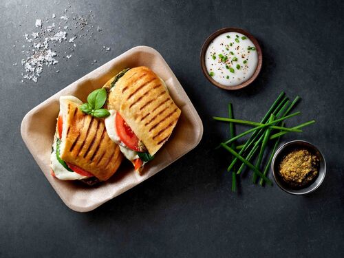 Picture showing a food to go packaging tray with sandwhiches included