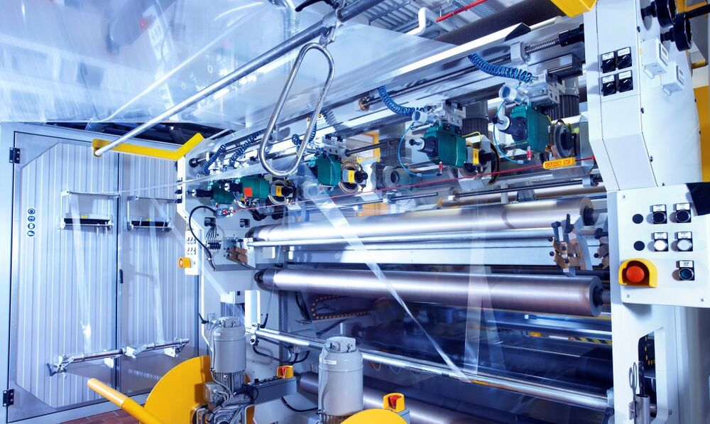 Advanced plastic packaging manufacturing equipment processing flexible films for B2B packaging supply chains.