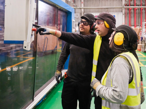 Work Smarter, un groupe de personnes travaillant dans une usine alimentaire