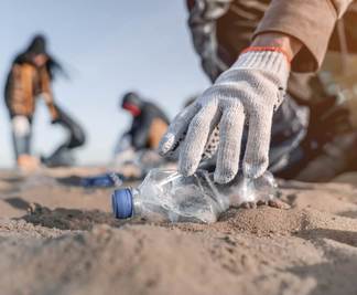 shutterstock_1521472085_beach clean-up